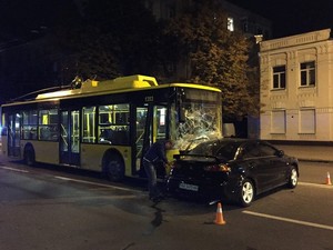 Авария с участием троллейбуса в районе метро "Арсенальная". Фото из Facebook вице-мэра Александра Кавы