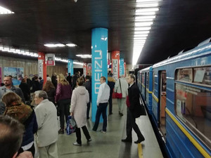 Столпотворение на станции метро «Оболонь»